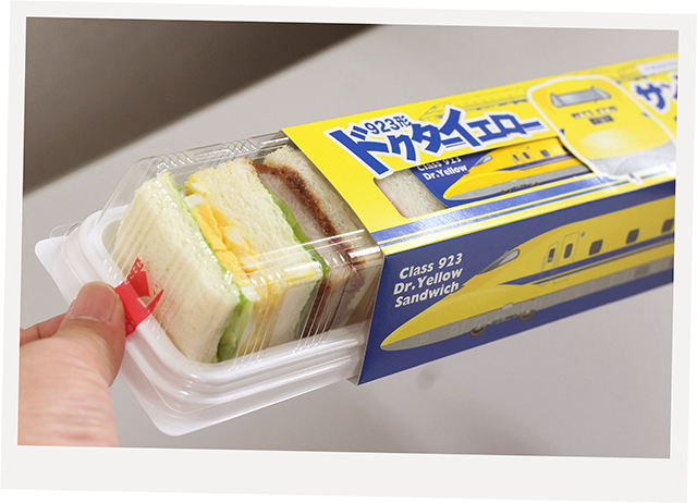 923形ドクターイエローサンド食べる様子