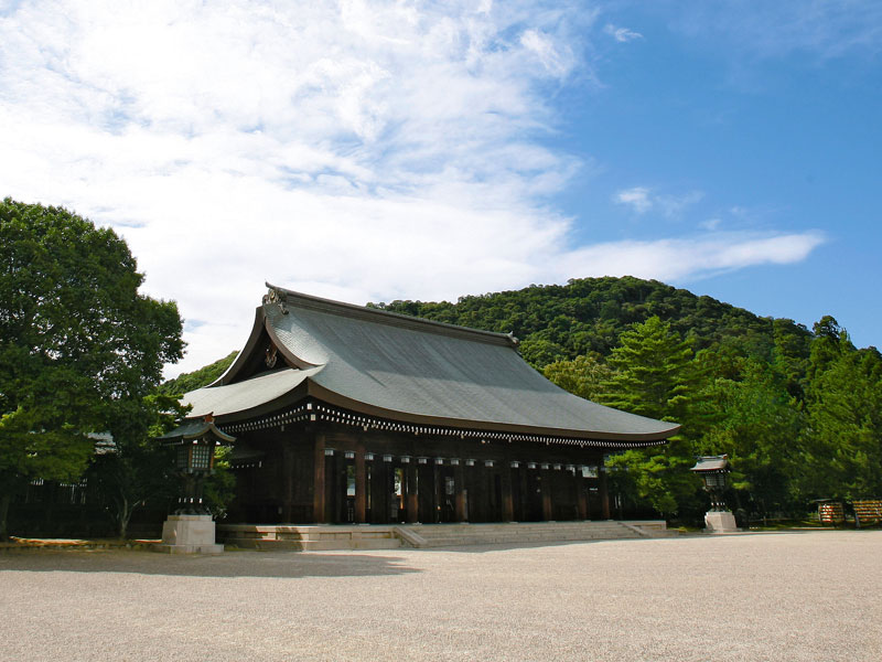 畝傍山と橿原神宮外拝殿